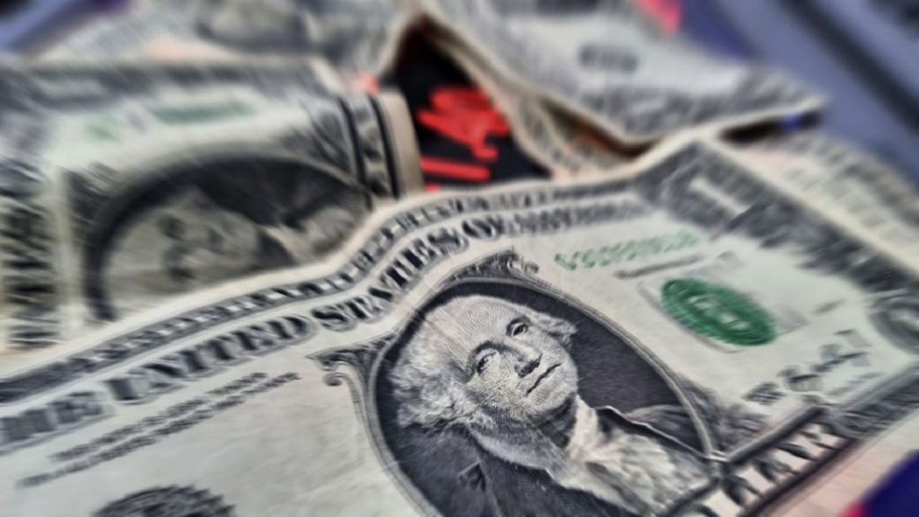 Dólar emenda 8º pregão consecutivo de queda e fecha a R$ 5,63; Ibovespa tem alta