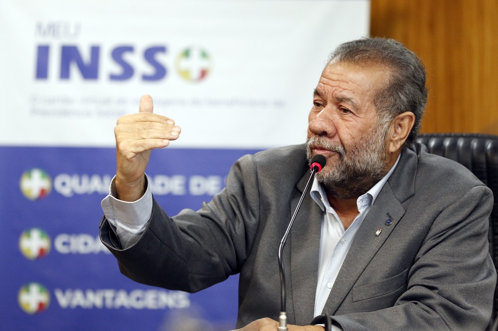 Pressionado por escândalo do INSS, Carlos Lupi deve se reunir com Lula em Brasília