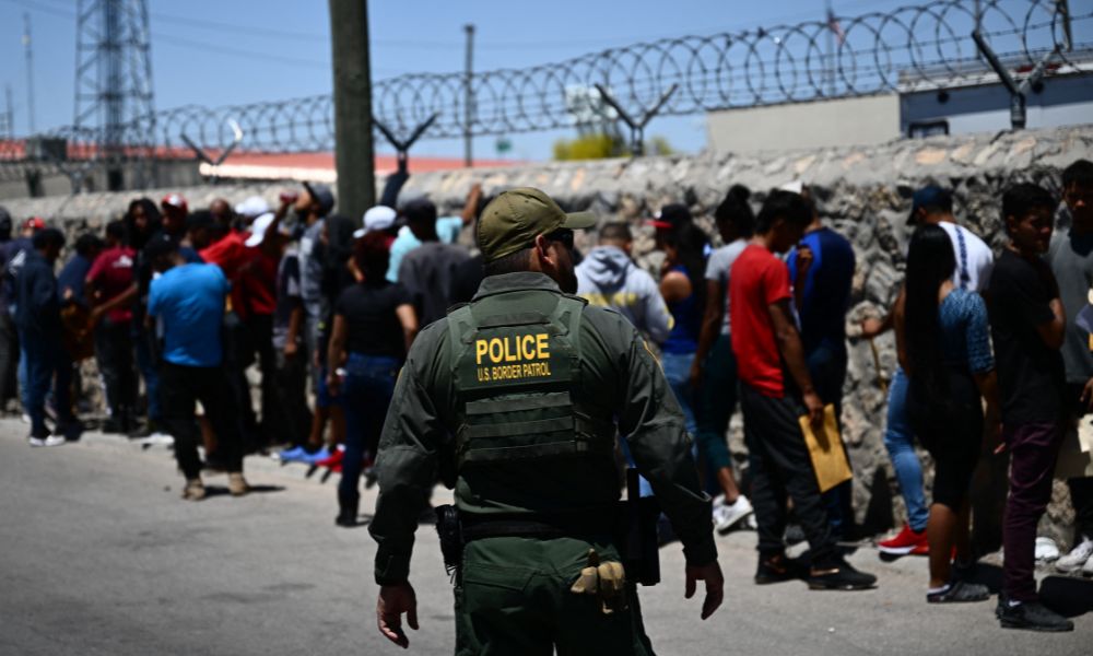 Trump oferece auxílio de US$ 1.000 para migrantes que optarem pela autodeportação