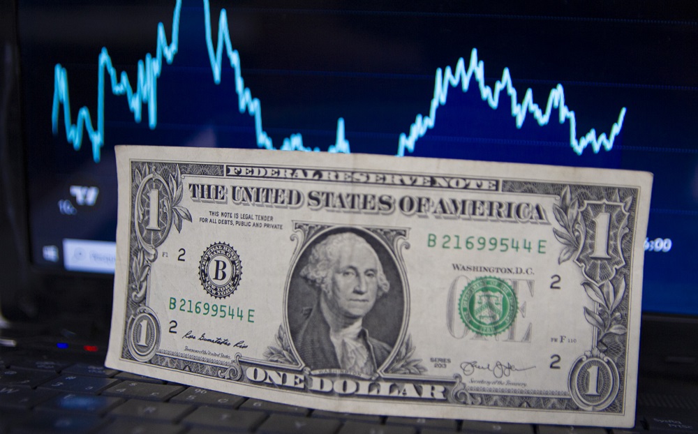 Dólar encerra o dia a R$ 5,74 com tom cauteloso do Fed; Ibovespa fecha quase estável