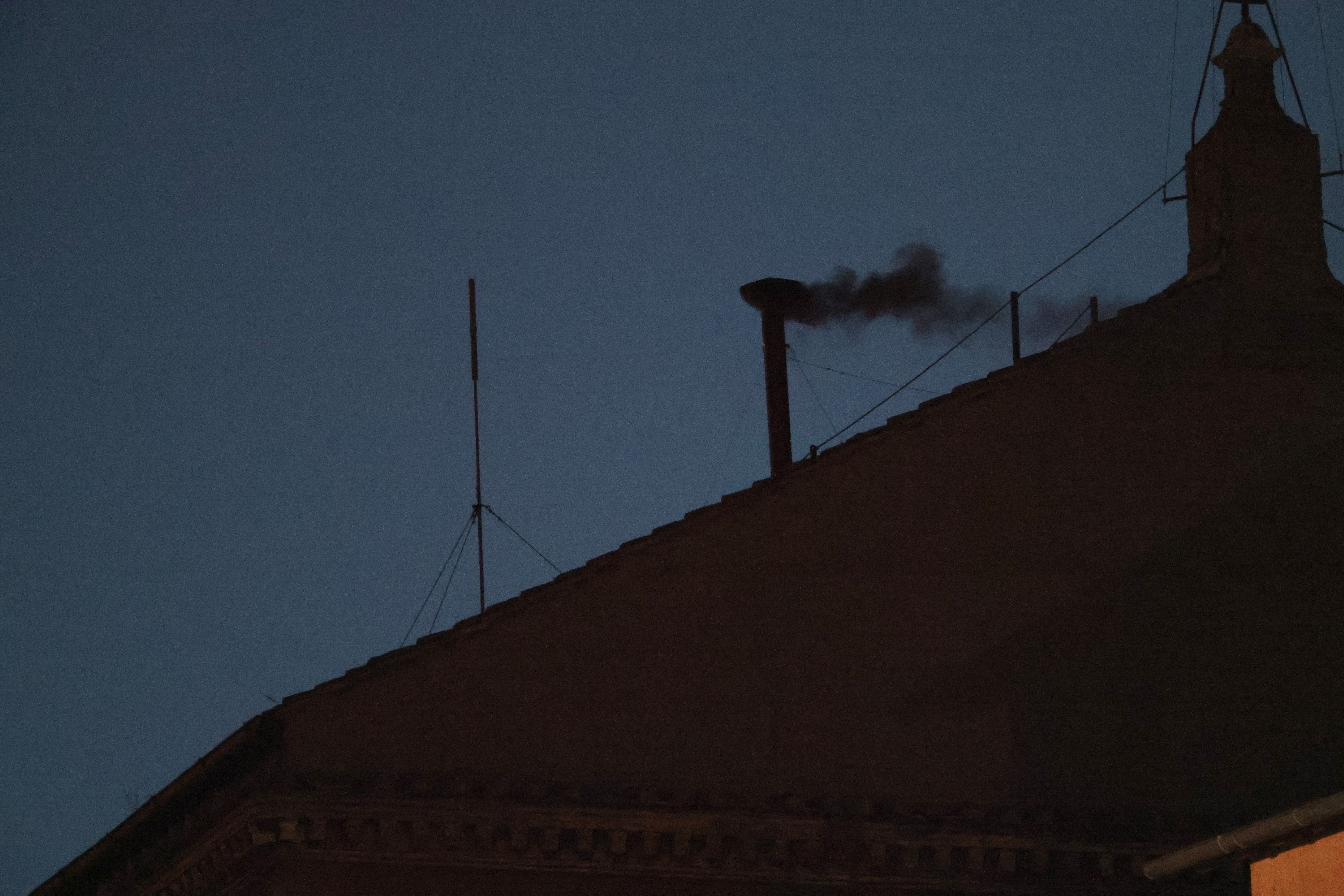 Conclave: fumaça preta sai de chaminé da Capela Sistina, e 1ª votação termina sem escolha de papa; VÍDEO