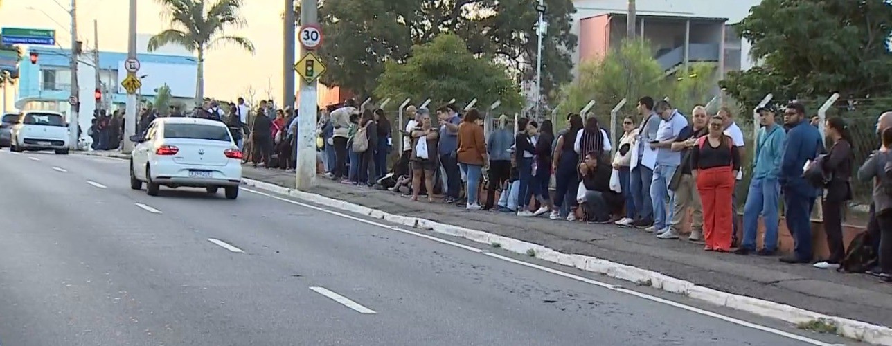 Com longa fila, mutirão para 500 vagas de emprego chega ao último dia em Taubaté; saiba como participar