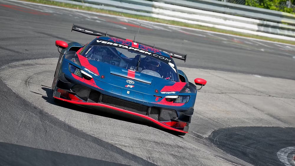 Max Verstappen testa Ferrari GT3 ‘disfarçado’ na Alemanha