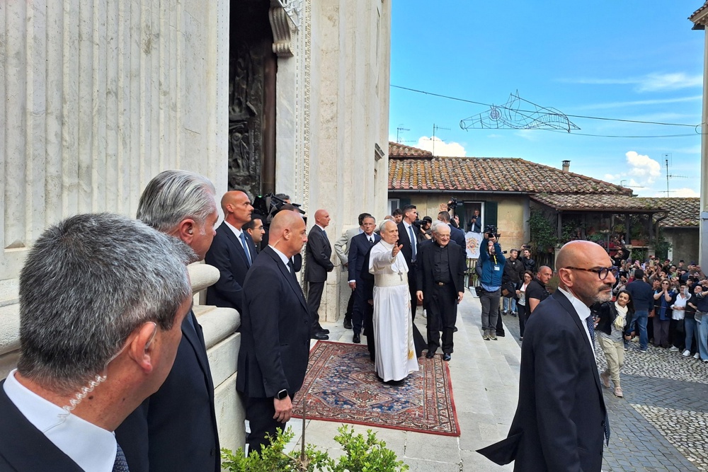 Papa Leão XIV visita túmulo de Francisco e faz primeira visita fora do Vaticano