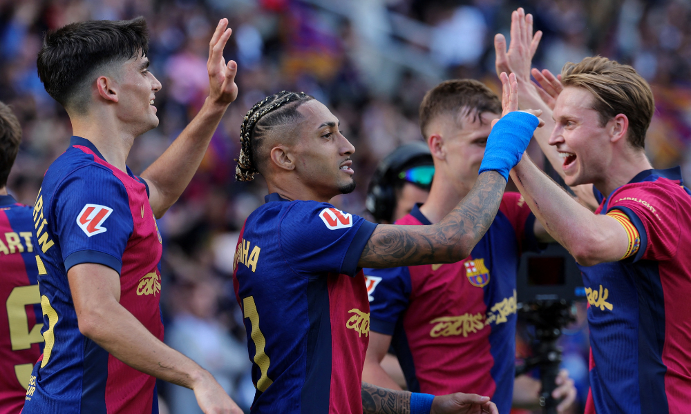 Com dois gols de Raphinha, Barcelona vence Real Madrid e fica mais perto do título espanhol