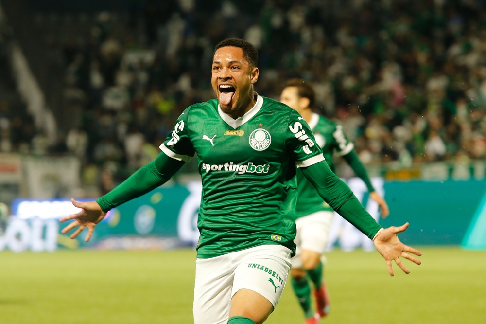 Palmeiras vence o São Paulo com gol de Vitor Roque no apagar das luzes e recupera liderança do Brasileiro