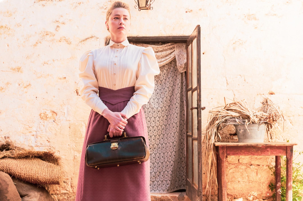 Amber Heard revela o nascimento de gêmeos e fala sobre criar os filhos sozinha