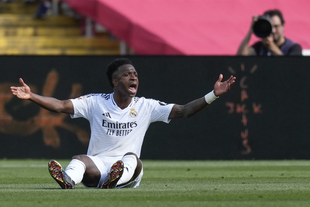 Vini Jr. pode ficar de fora de primeiros jogos de Ancelotti na seleção por lesão no tornozelo