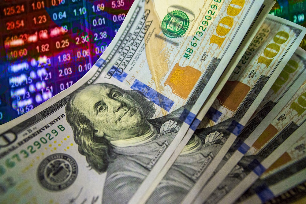 Dólar sobe a R$ 5,68 com exterior após trégua comercial entre China e EUA; Ibovespa fica estável
