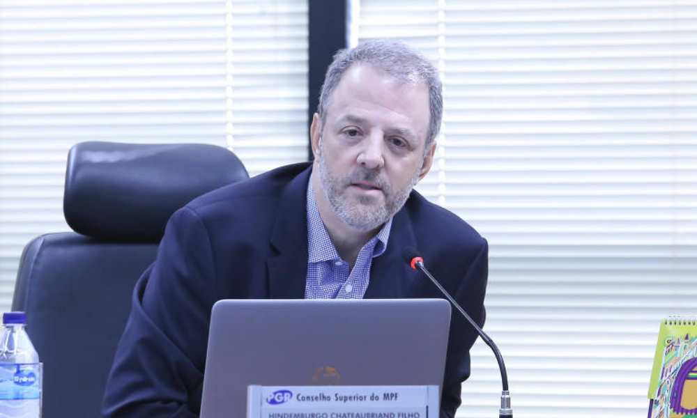 PGR diz que Gustavo Gayer ultrapassou limites da liberdade de expressão em post sobre Gleisi Hoffmann