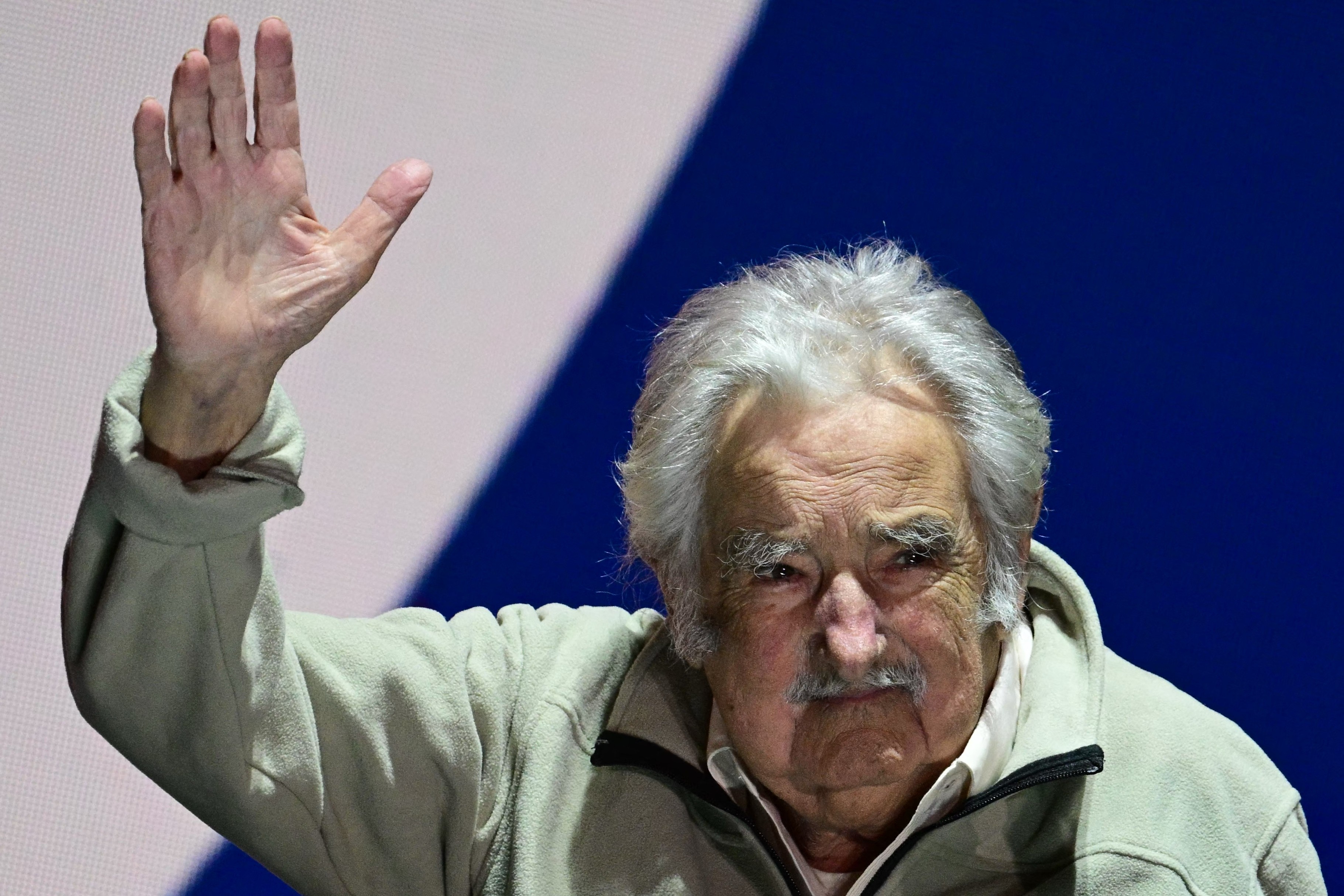 Último dia de despedidas a Mujica terá presença de Lula e sepultamento simples