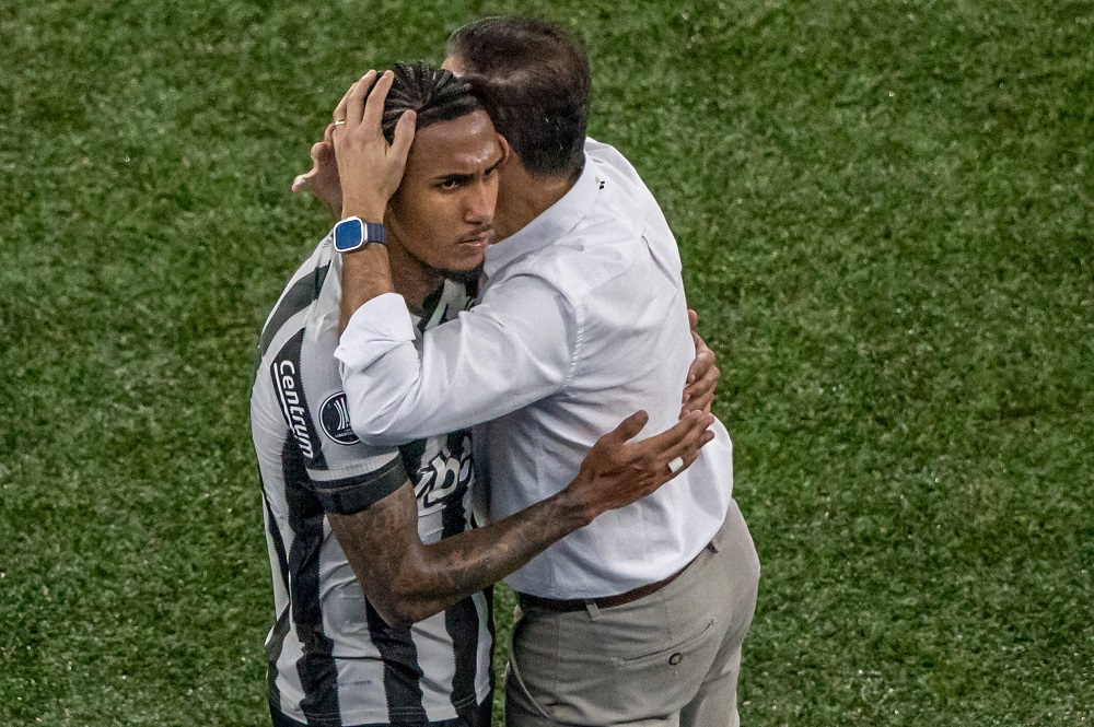 Técnico do Botafogo explica gesto inusitado em vitória na Libertadores: ‘Foi para meu colega de comissão’