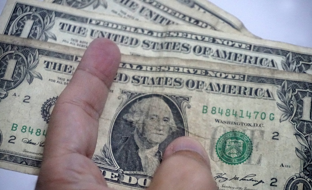 Dólar sobe e fecha quinta a R$ 5,67 com volta de temores fiscais domésticos