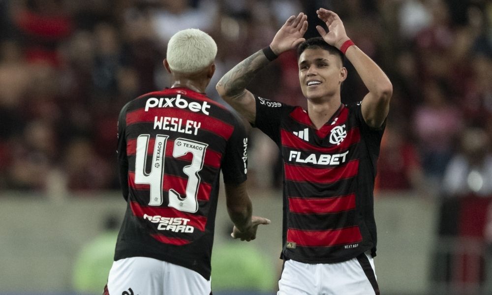 Flamengo vence a LDU por 2 a 0 e encaminha vaga nas oitavas da Libertadores