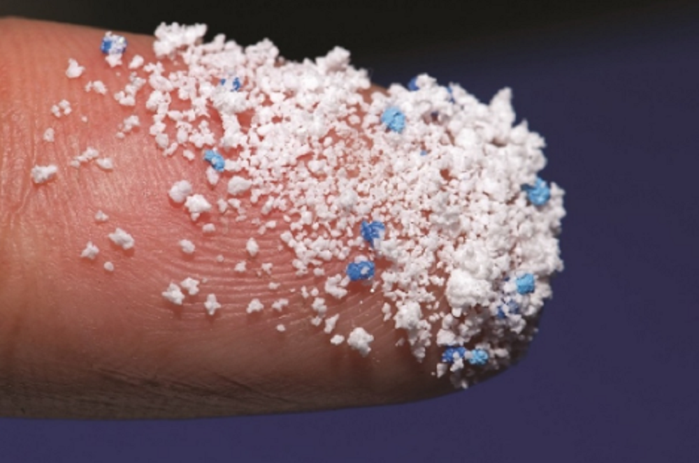 Como reduzir a exposição a microplásticos no dia a dia