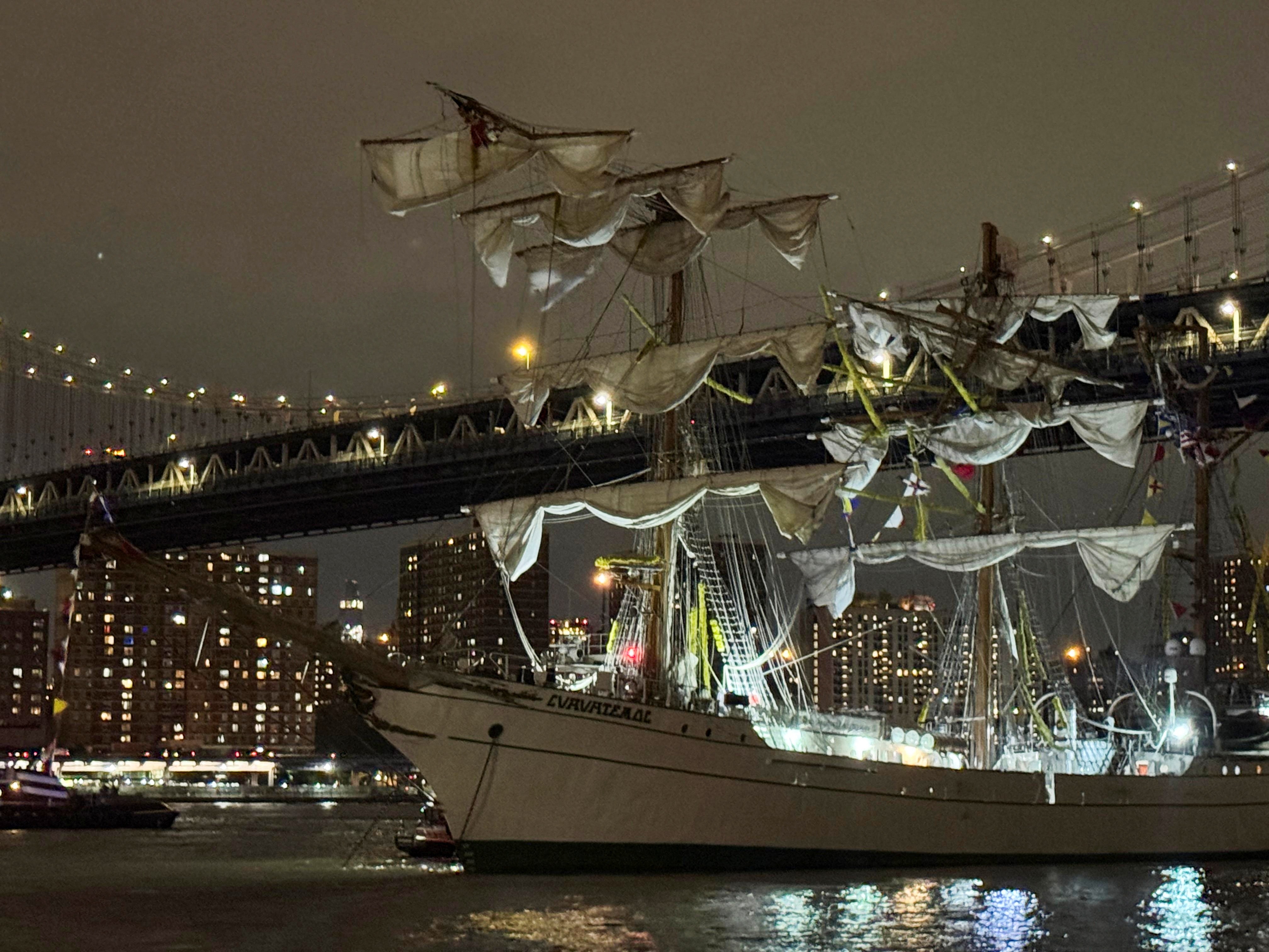 FOTOS E VÍDEOS: navio da Marinha mexicana bate em ponte em NY