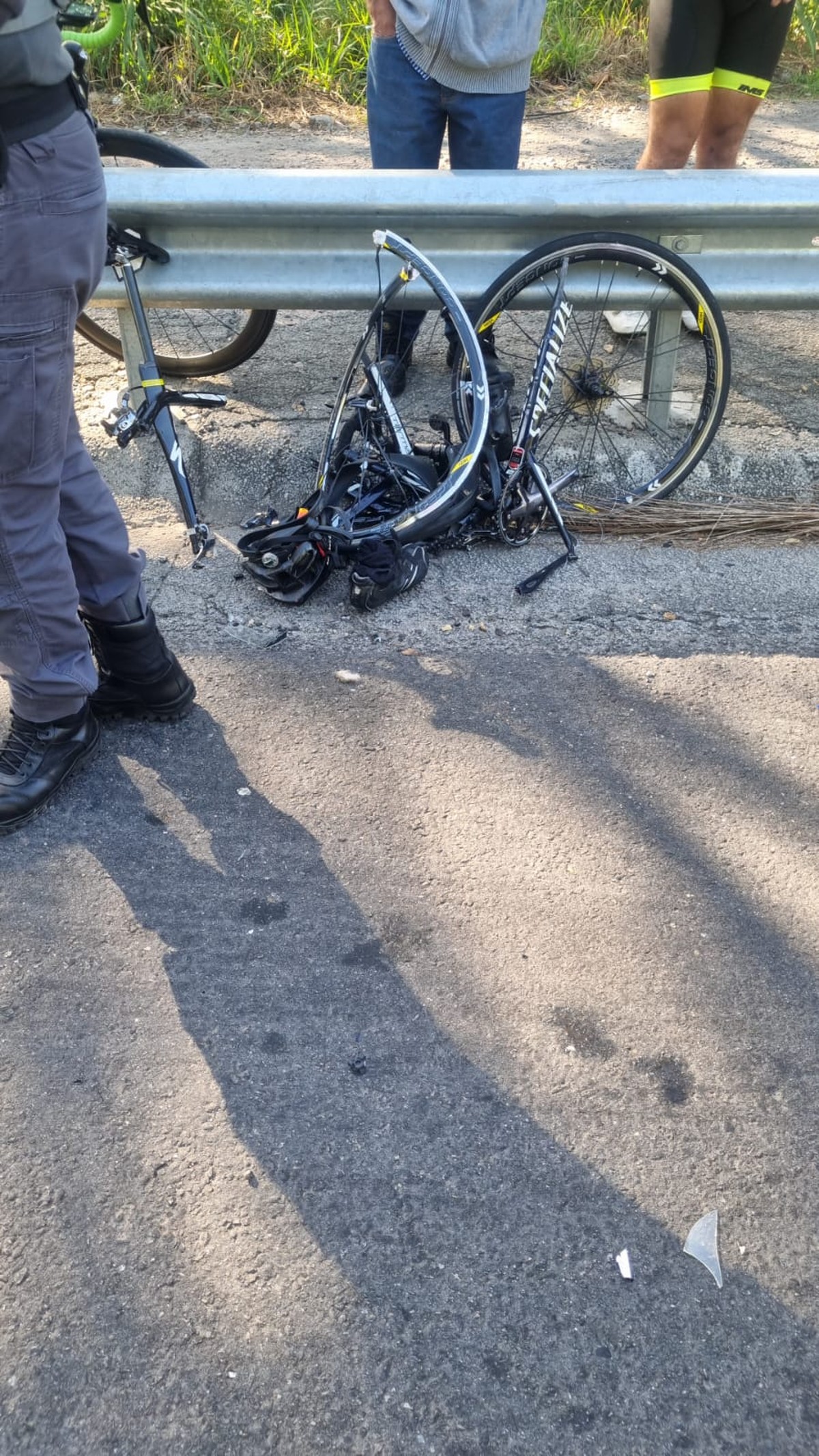 Três ciclistas ficam feridos após serem atropelados por carro na contramão em Franco da Rocha