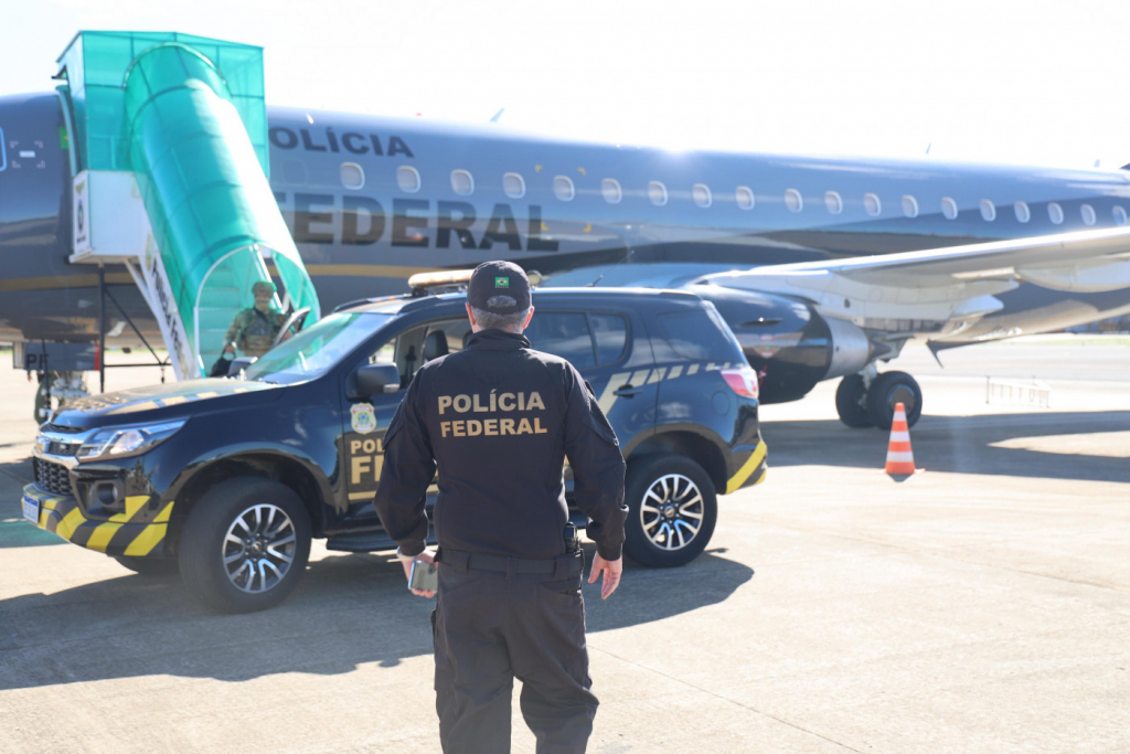 Líder do PCC é levado para presídio federal de segurança máxima após ser entregue à PF por autoridades bolivianas