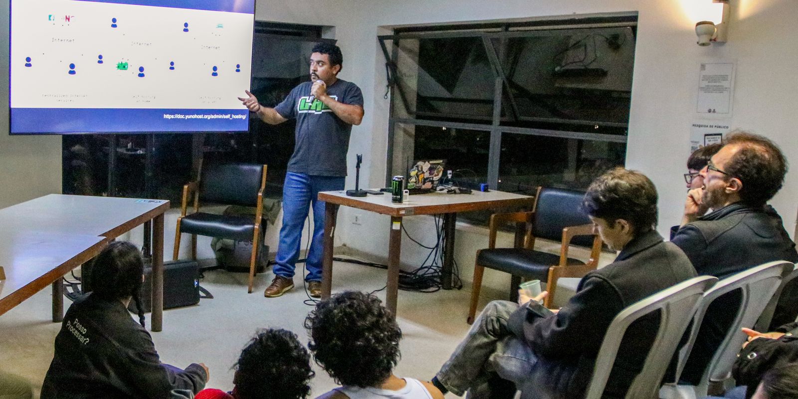 Ativistas debatem resistência digital diante de IA e plataformização