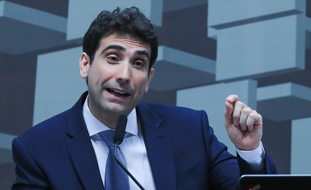Taxa Selic deve permanecer elevada por tempo prolongado, diz Galípolo