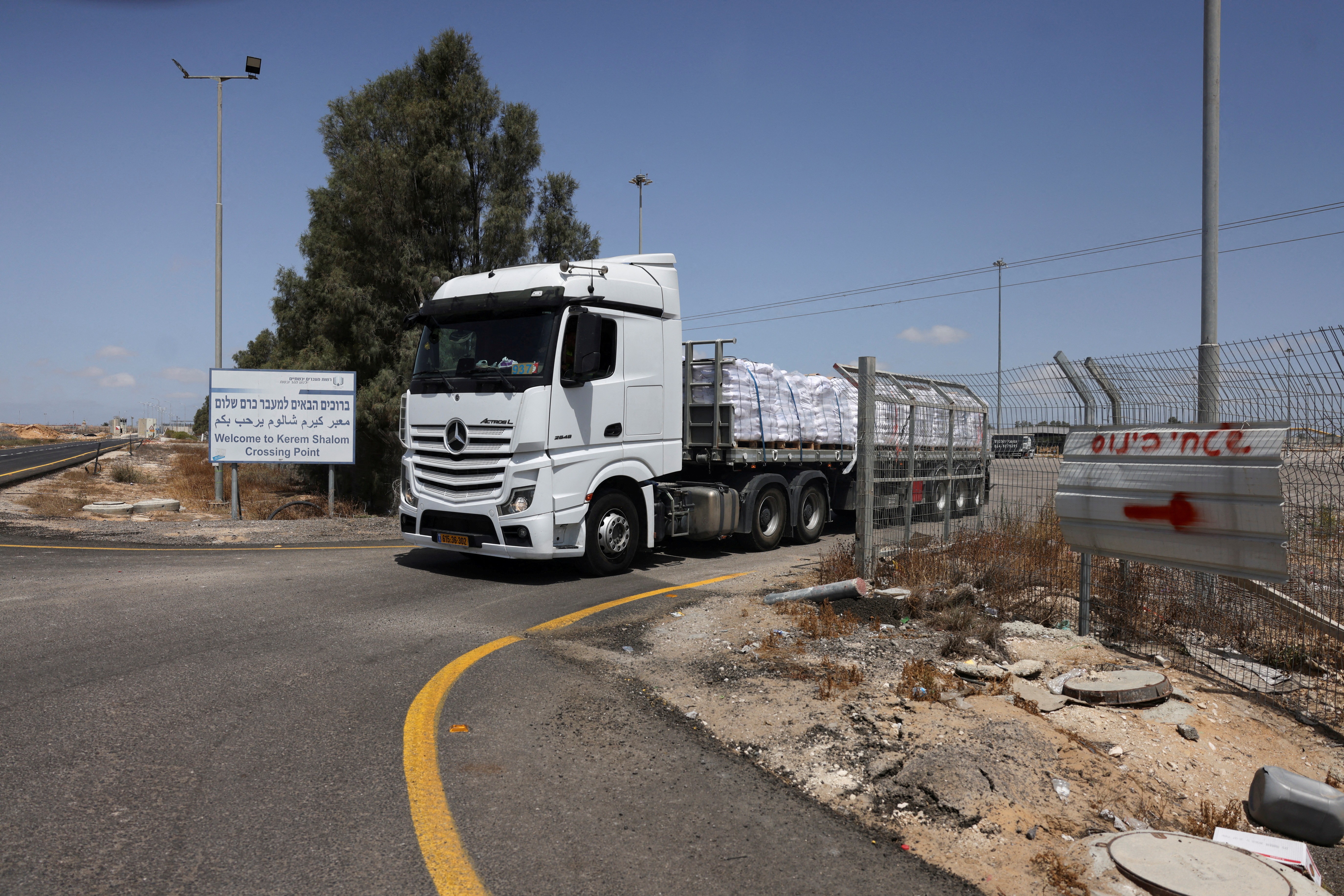 Israel permite entrada de caminhões com ajuda humanitária na Faixa de Gaza