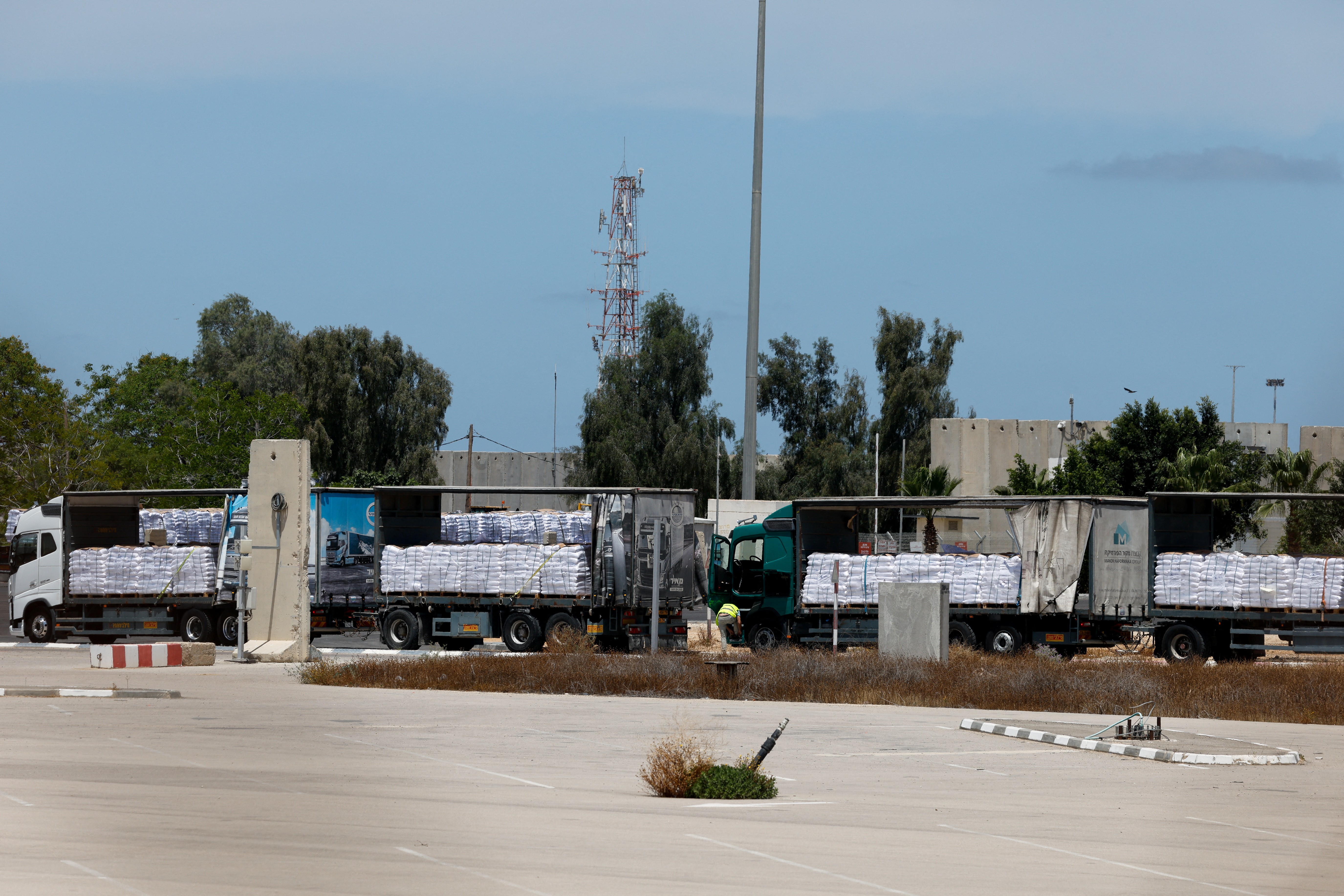 Em meio à ofensiva israelense, ONU recebe autorização para entrada de 100 caminhões de ajuda humanitária em Gaza