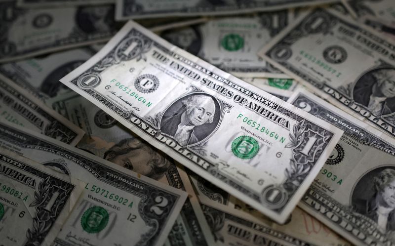 Dólar tem leve alta com conflito no Oriente Médio e decisões de BCs em foco