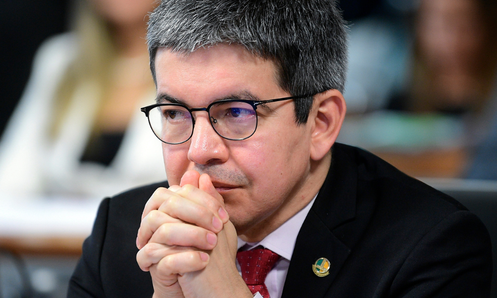 Randolfe Rodrigues informa que governo deve editar MP para conter aumento na conta de luz