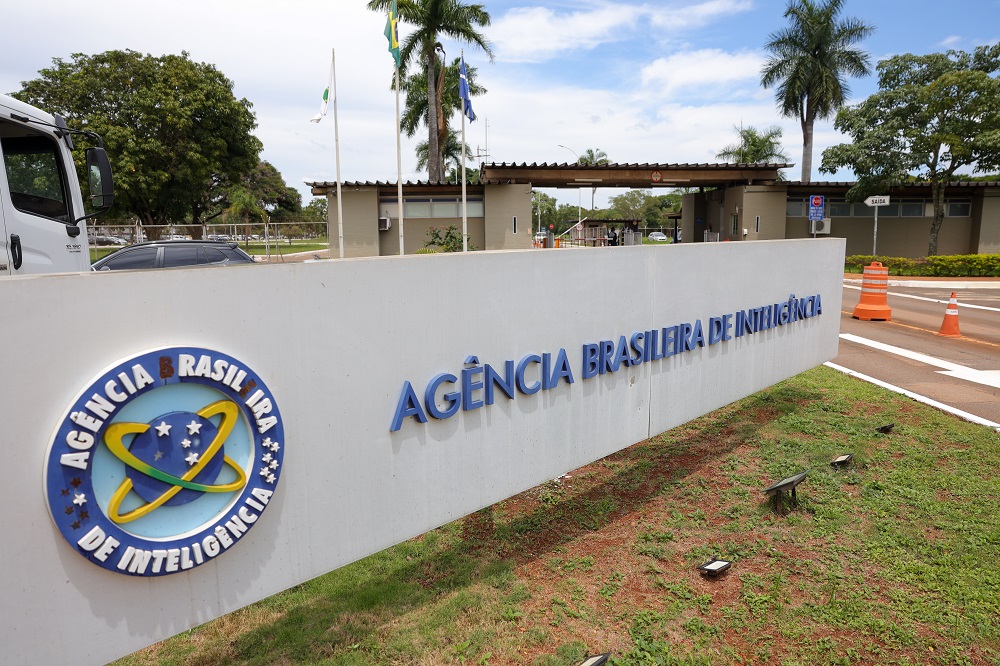 PF aponta que ‘Abin paralela’ espionou quase 1,8 mil celulares no governo Bolsonaro