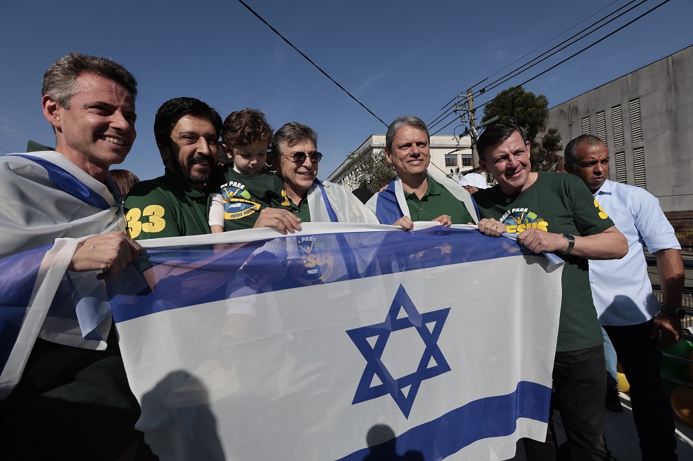 Tarcísio canta durante Marcha para Jesus e participa do evento enrolado em bandeira de Israel