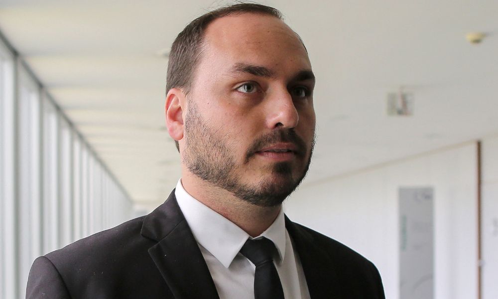 Carlos Bolsonaro diz que mal-estar do pai é consequência de facada em 2018