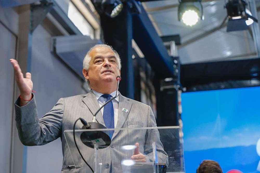Márcio França critica Tarcísio de Freitas por carregar bandeira de Israel na Marcha para Jesus