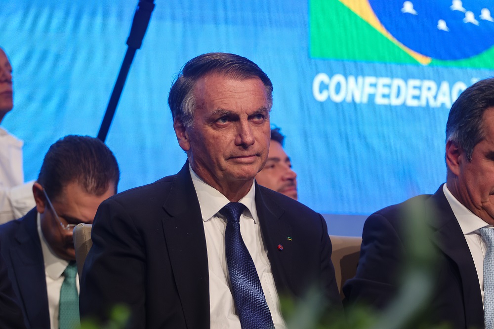 Após mal-estar, Bolsonaro diz que eleição sem ele é ‘negar democracia’
