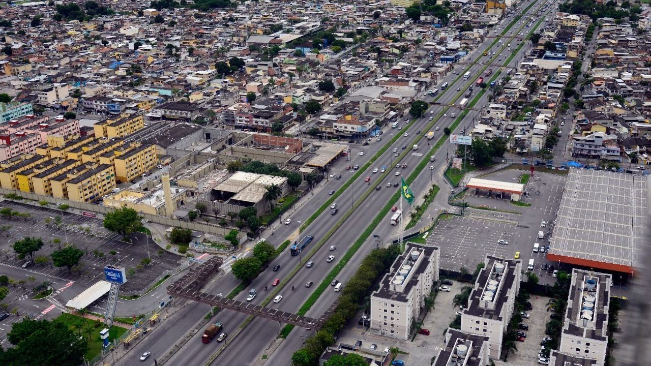 Ataque a tiros deixa dois mortos na Avenida Brasil, na zona oeste do Rio