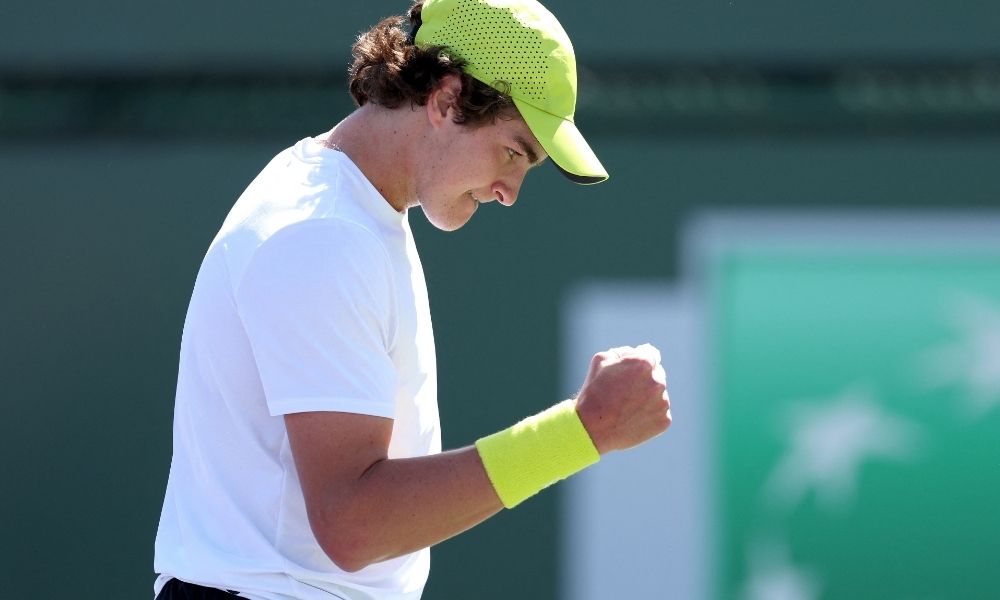 João Fonseca aplica ‘pneu’, vira na estreia em Eastbourne e fatura primeira vitória na grama