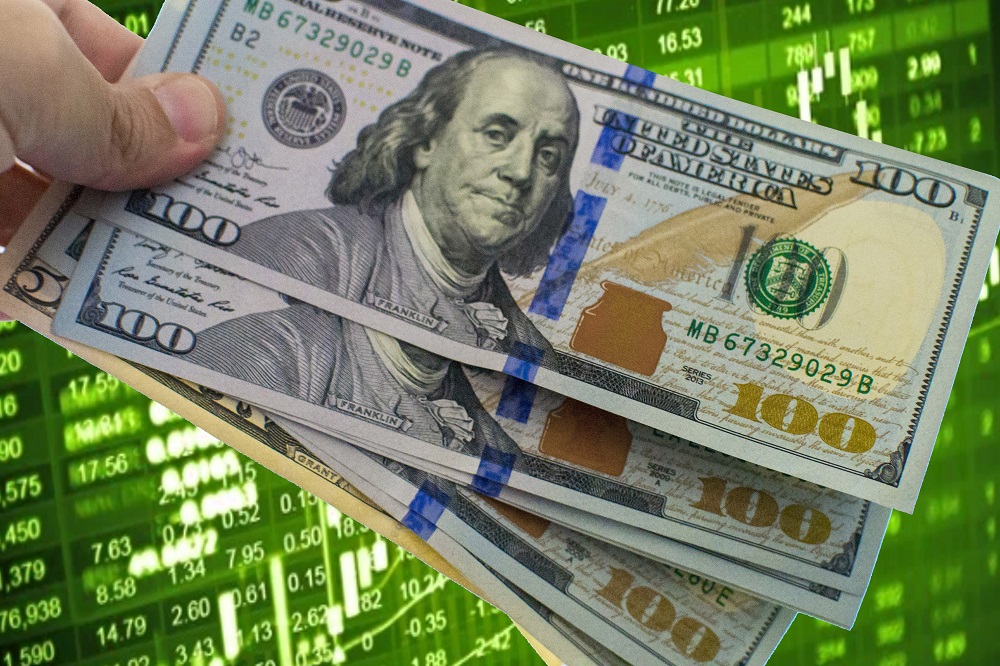 Dólar cai e fecha a R$ 5,50 com alívio global após retaliação tímida do Irã aos EUA; Ibovespa inicia semana em baixa