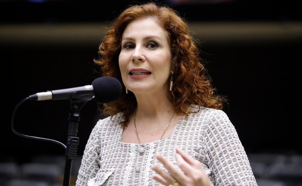 CCJ da Câmara abre prazo para Carla Zambelli apresentar defesa no processo de cassação