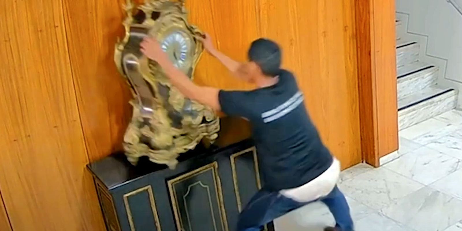 Juiz diz que errou ao soltar homem que quebrou relógio histórico
