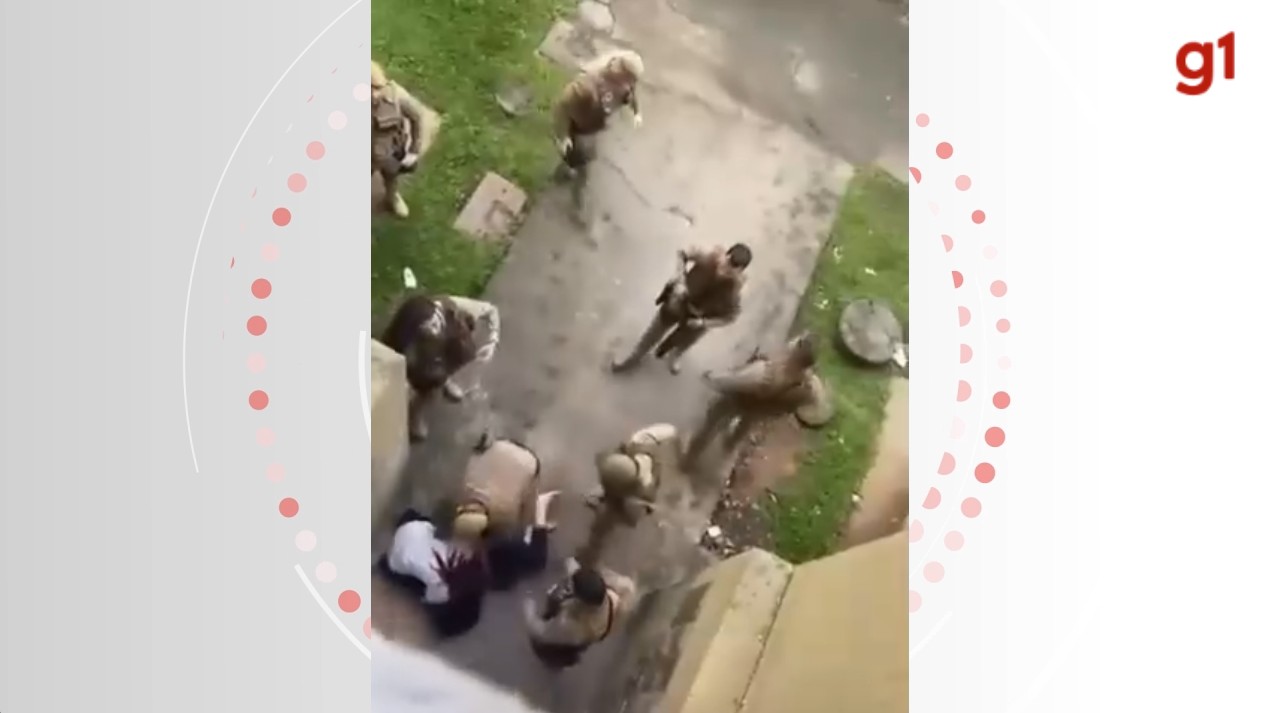 Moradora caída no chão leva soco de policial durante abordagem em condomínio em SC; VÍDEO