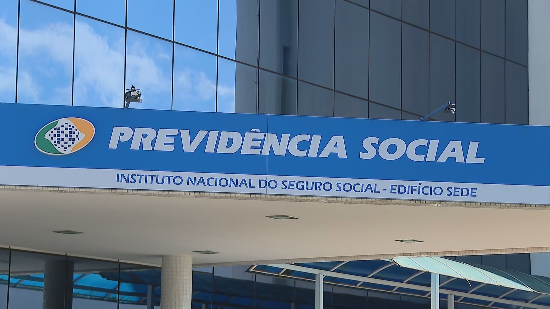Polícia Civil faz operação contra golpes em idosos do INSS no RJ