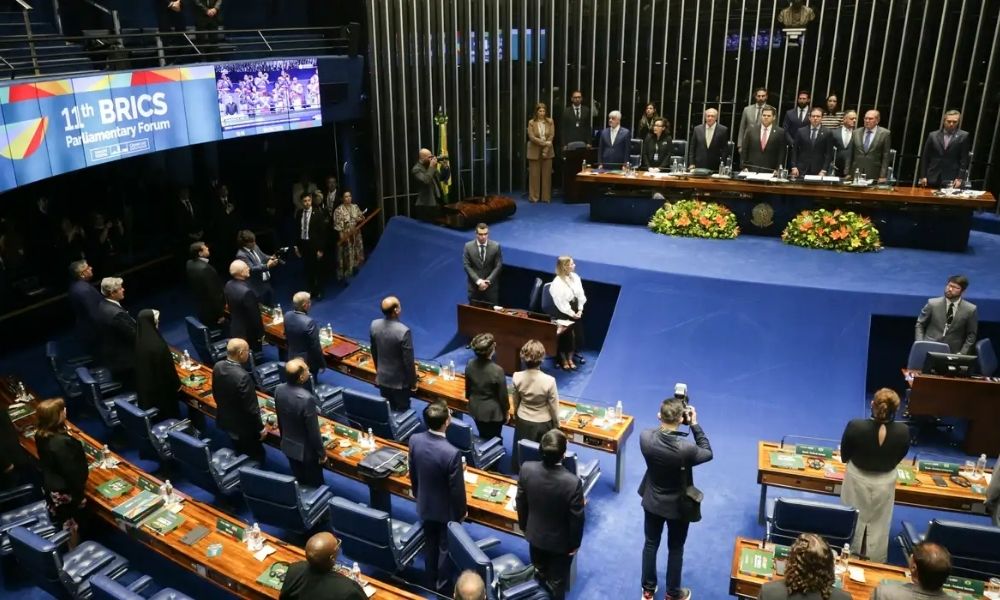 Salários de políticos e juízes chegam a ser 66 vezes maiores que a média do brasileiro