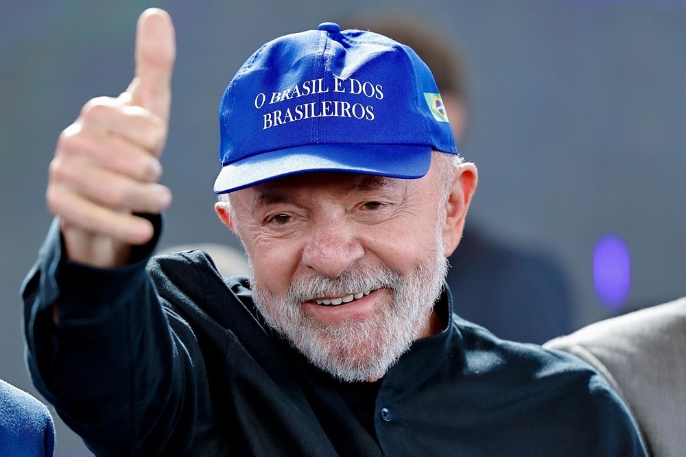 Lula posta foto com boné ‘Brasil é dos brasileiros’ em meio a embate tarifário com Trump