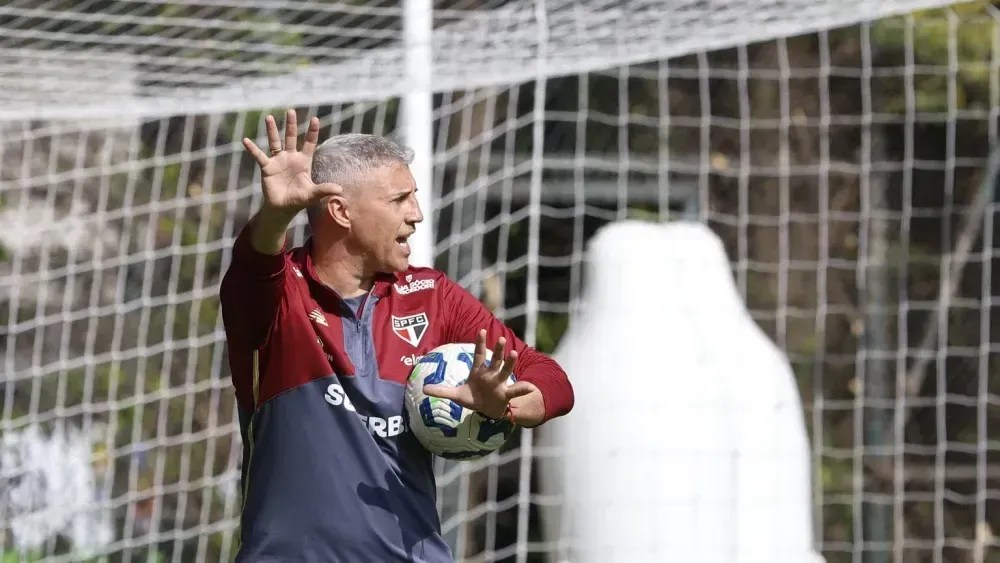 Escalação do São Paulo: sem Lucas, Crespo resgata jogador contra o Flamengo