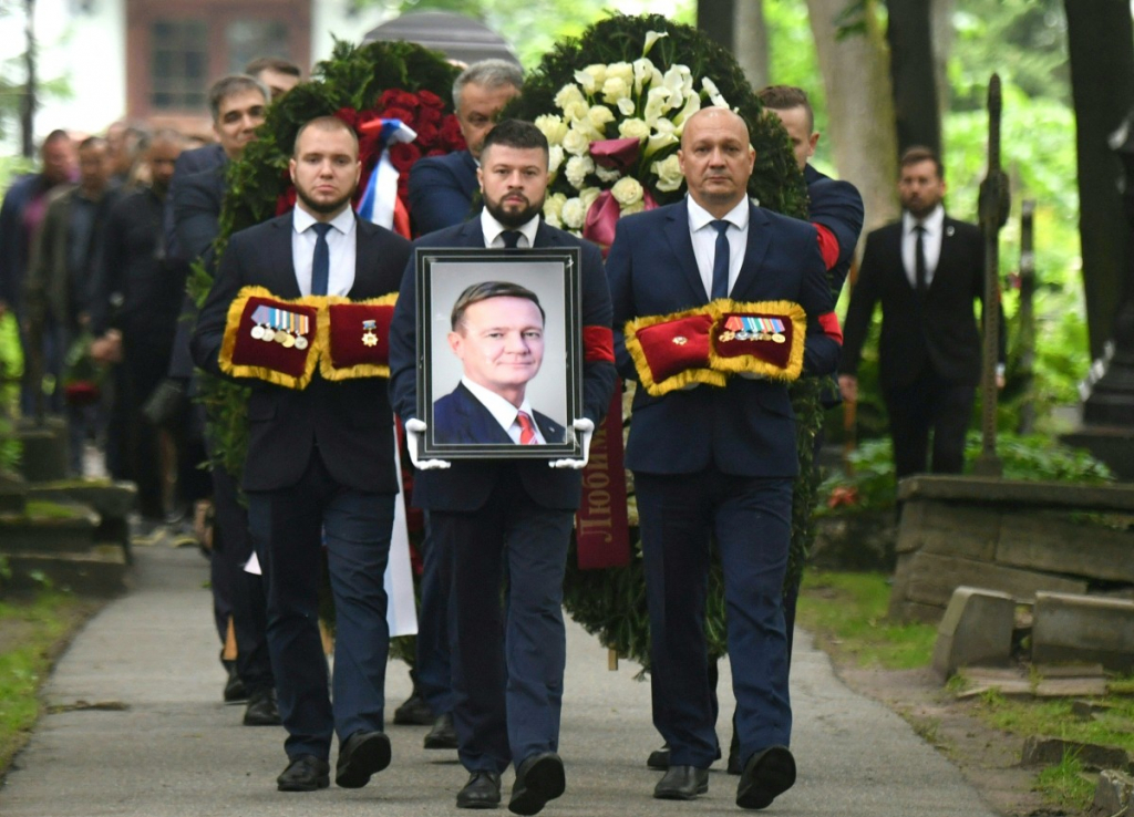 Aparente suicídio de ministro horas após ser demitido preocupa elite russa