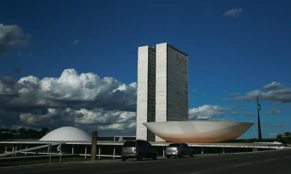 Senadores pedem a Lula veto a aumento de deputados