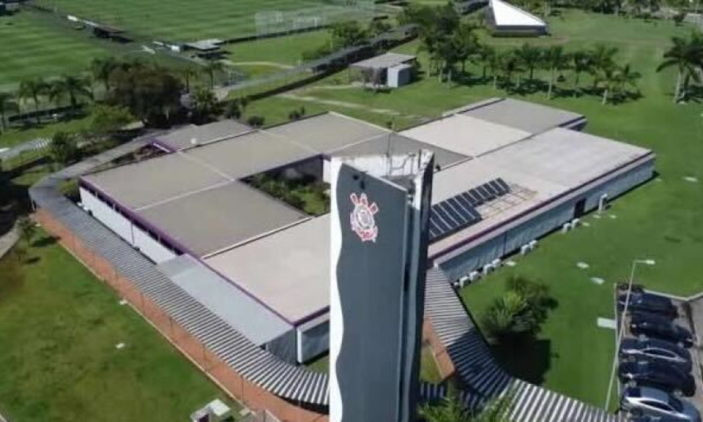 Organizada do Corinthians vai ao CT e cobra elenco, diretoria e Dorival antes de jogo com Ceará