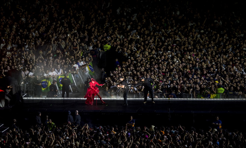 Embaixadora britânica responde Paes sobre matéria que contesta público de show de Lady Gaga no Rio