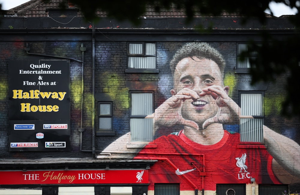 Mural de autoria coletiva homenageia Diogo Jota em Liverpool