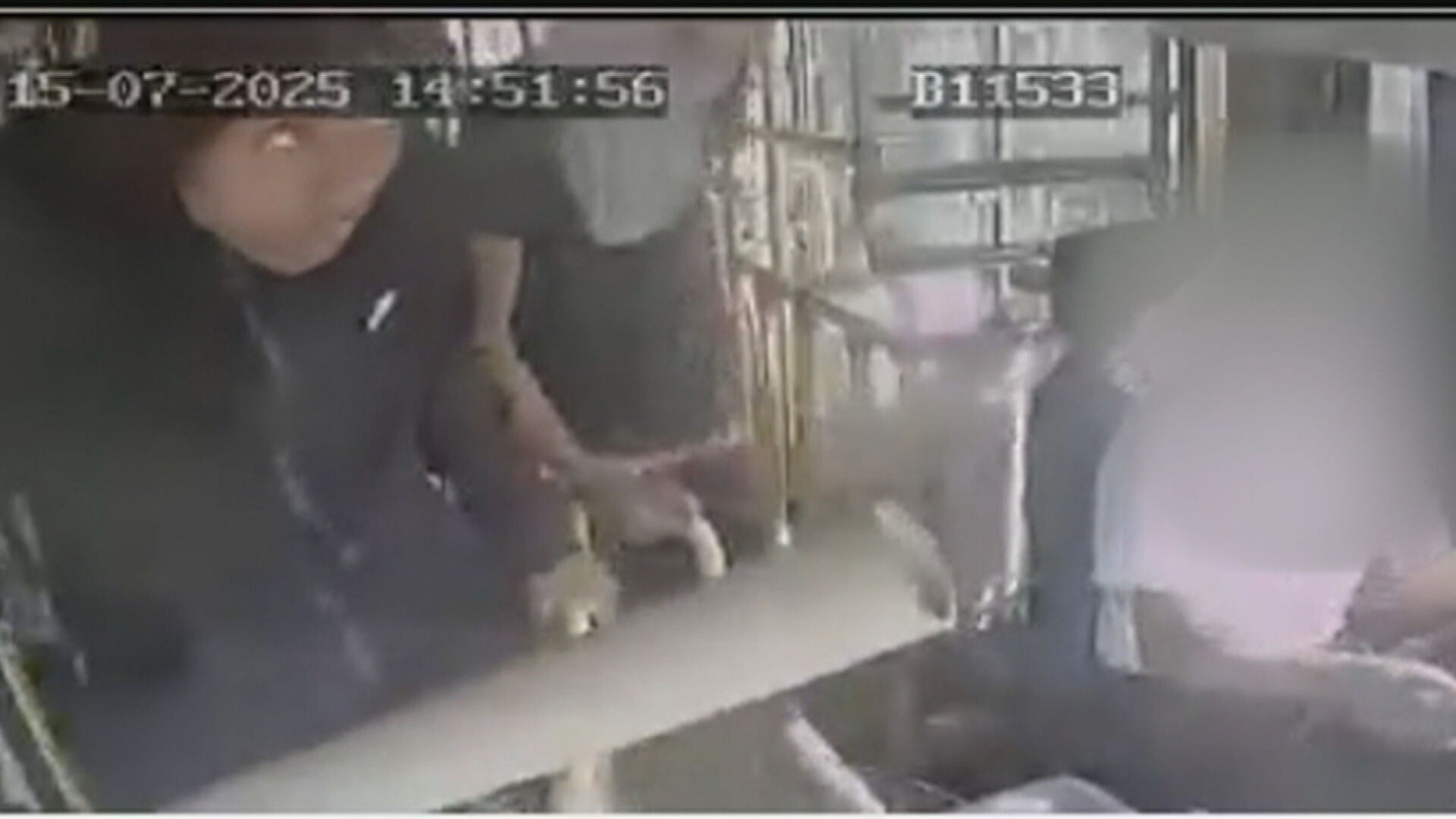 Imagens exclusivas mostram ônibus sendo tomados por criminosos durante operação policial em Madureira