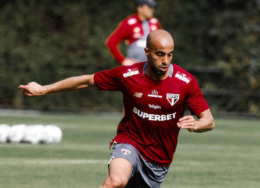 Lucas avança na recuperação e treina no campo antes de duelo do São Paulo com o Athletico-PR